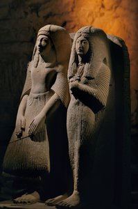 Statua doppia in calcare di un sacerdote di nome Amenemipet e sua moglie, Nuovo Regno, 2002
