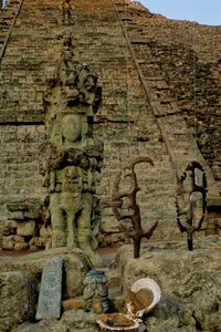 Maya; Copan; Honduras; Tempio 26, Scalinata geroglifica, Selci, offerta trovata da David Stuart da Kenneth Garrett
