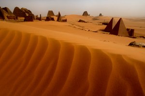 Piramidi di Meroe, Piramidi di Begarawiya, Sudan, Nubia, Faraoni Neri, Terzo Periodo Intermedio, 2007 (foto) da Kenneth Garrett