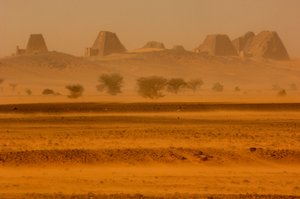 Piramidi di Meroe, Piramidi di Begarawiya, Sudan; Nubia; Faraoni Neri; Terzo Periodo Intermedio da Kenneth Garrett