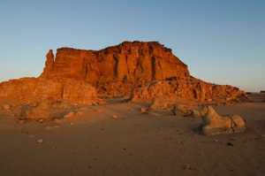 Tramonto e alba, Tempio di Taharka, Porta del Ram, Gebel Barkal, Complesso del Tempio, Faraone Taharka, 2007 (foto) da Kenneth Garrett