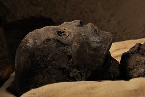 Mummia del Re Tut, mm7864; XVIII Dinastia; Nuovo Regno; il Museo Egizio; Il Cairo; Egitto, 2005 (foto) da Kenneth Garrett