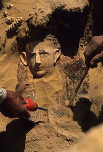 Mummia di un maschio adulto, Bahariya, Periodo Greco-Romano, 2002 da Kenneth Garrett