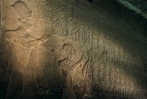 La più antica lista dei re conosciuta, tempio di Seti I ad Abido, Seti I appare dietro Ramses, 2005 da Kenneth Garrett