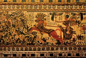 Scatola dipinta raffigura Tutankhamon come guerriero su carro che insegue Nubiani, 2007 (foto) da Kenneth Garrett