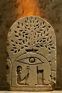 Stele in arenaria al dio Osiride, 2002 (foto) da Kenneth Garrett