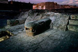 Replica di serpente sul Grande Tempio, Tenochtitlan, Templo Mayor, Azteco, Messico, Città del Messico, 2010 (foto) da Kenneth Garrett