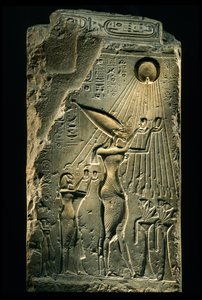 Stele raffigura Akhenaton, Nefertiti e la figlia con le mani alzate verso il dio Aton, Amarna, 2009