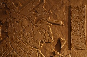 Panca del trono del Tempio 21, incisione del re Akhal Mo Nab, Palenque, Messico, 2005 da Kenneth Garrett