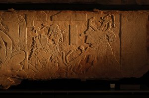 Panca del trono del Tempio 21, incisione del re Akhal Mo Nab, Palenque, Messico, 2005 (foto) da Kenneth Garrett