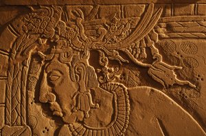 Panca del trono del Tempio 21, incisione del re Akhal Mo Nab, Palenque, Messico, 2005 (foto) da Kenneth Garrett