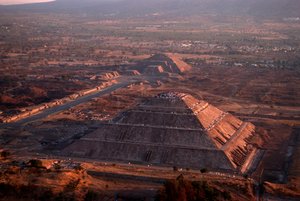 Teotihuacan; Piramide della Luna; Piramidi; Mesoamerica; Messico; Culture antiche, 2005 da Kenneth Garrett