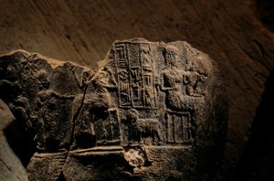 Urkesh, Impero Hurrita, Siria, 2400 a.C., Giorgio Buccellati, impressione di sigillo di fango di qu..., 2004 (foto) da Kenneth Garrett