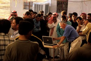 Urkesh, Impero Hurrita, Siria, 2400 a.C., Giorgio Buccellati condivide i risultati della stagione, 2004 da Kenneth Garrett