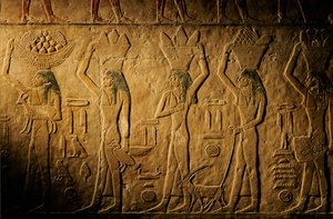 Donne che portano pane, uccelli, capre e prodotti, tomba di Tiye, Egitto; Antico Regno; Saqqara da Kenneth Garrett