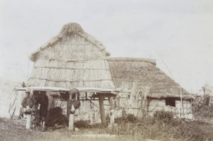 Magazzino Ainu con bambini Ainu, c.1890s da Kenzô Tamoto