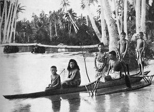 Una canoa samoana con bilanciere e i suoi occupanti, 1902 da Kerry and Co