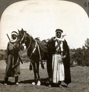 Uno sceicco e la sua guardia del corpo, Siria, anni 1900 da Keystone View Company