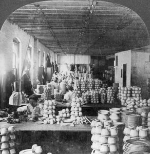 Artisti che decorano porcellane, Trenton, New Jersey, USA, inizio XX secolo da Keystone View Company
