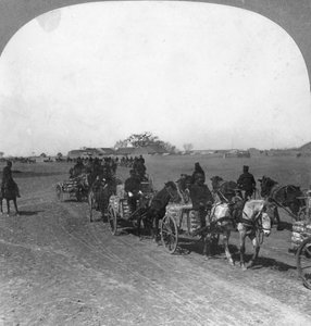 Treno di trasporto militare giapponese, Manciuria, 1906 da Keystone View Company