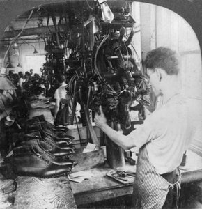 Macchina duratura che modella scarpe in una fabbrica di scarpe, Lynn, Massachusetts, USA