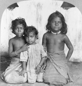 Ritratto di tre giovani ragazze singalesi, c.1905 (foto in b/n) da Keystone View Company