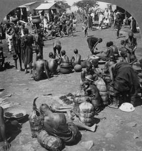Il mercato locale a Port Florence, Lago Vittoria, Kenya, c1901-c1903 da Keystone View Company