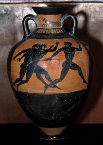 Arte greca: anfora panatenaica con figure nere che rappresentano atleti in corsa. Ceramica del Pittore di Cleofrade