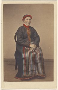 Ragazza di Osterfjorden. [donna in costume norvegese, seduta]