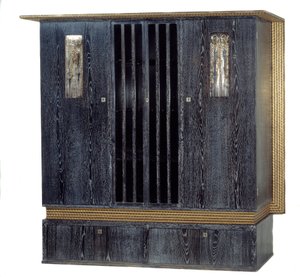 Mobili: armadio con musica in quercia nera laccata, legno dorato, metallo argentato e vetro realizzato da Koloman Moser (1868-1918) 1904 Dim. 1,99 m Parigi, museo d