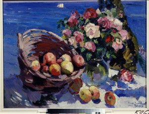 Gurzuf, Ucraina. Natura morta di fiori e frutti vicino al mare
