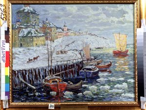 Argine in una vecchia città russa. Descrizione dei moli dove sono ormeggiate barche su un fiume coperto di blocchi di neve, sullo sfondo, una città e una barca a vela che si allontana. Dipinto di Konstantin Korovin