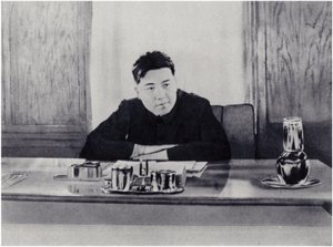 Compagno Kim Il-sung nel suo ufficio al Consiglio del Popolo della Corea del Nord (litografia)