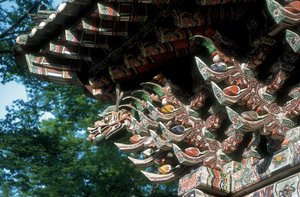 Tempio Sŏgwŏng-sa, Contea di Kosan, Provincia di Kangwon, Corea del Nord (dettaglio del tetto) da Korean School