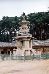 Tabo-tap (Pagoda di Prabhutaratna), parte del complesso del Tempio di Pulkuk-sa, costruito per la prima volta nel 528, ampliato nel 751 e ricostruito dopo un incendio nel 1612-59 da Korean School