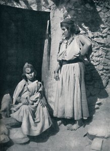 Donne Kabyle alla porta della loro abitazione vicino alla costa mediterranea, Algeria da Kuhn