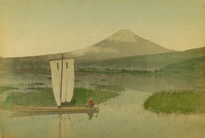 Giappone: Monte Fuji-Yama (Fuji Yama) con una barca a vela in primo piano sul Lago Hokome