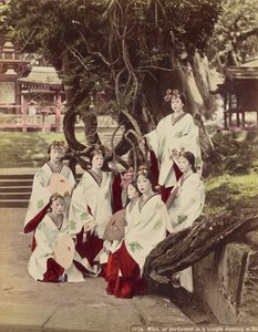 Miko, o esibizione in un tempio danzante a Nara, c.1890