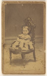 [Bambina non identificata, seduta] da L. D. Campbell