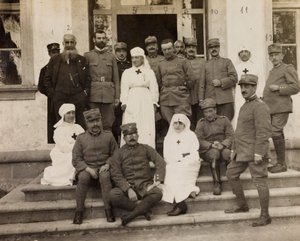 Album della Prima Guerra Mondiale in Friuli-Venezia Giulia: ritratto di gruppo con ufficiali e infermiere della Croce Rossa durante la visita dei Cavalieri di Malta a Villa Brazzà, sede del 17° Ospedale di guerra a Soleschiano Manzano, 25/11/1915