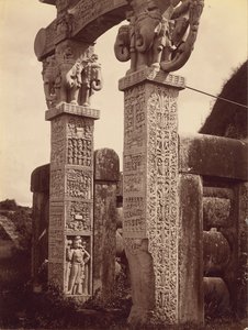 Pilastro della Porta Nord da ovest, Sanchi da Lala Deen Dayal