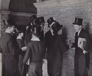 Ragazzi di Eton, pettegolezzi da Laszlo Moholy Nagy