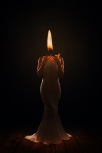 Figura eterea a forma di candela