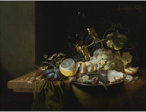 Natura morta di nocciole, uva, ostriche e altri alimenti su un tavolo imbandito