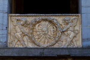 Piatto di balaustra con sole raggiante in ghirlanda, bassorilievo sulla facciata della chiesa di San Sebastiano da Leon Battista Alberti