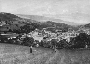 Llangollen e Crow Castle, c1896 da Lettsome and Sons