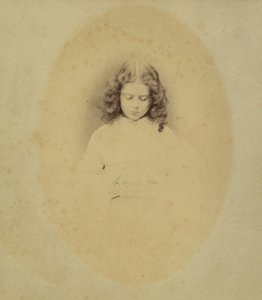 Edith Liddell seduta accanto a un vaso di digitali, 1860