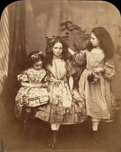 Flora Rankin, Irene MacDonald e Mary Josephine MacDonald a Elm Lodge da Lewis Carroll