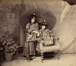 Lorina e Alice Liddell in Abiti Cinesi