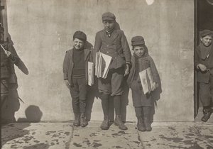 John Pento, 14 anni, Daniel e Angelo Pento, 7 anni, vendono giornali, Hartford, Connecticut da Lewis Hine